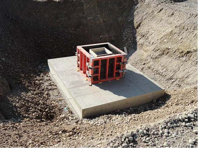 Blockfundament mit Köcher