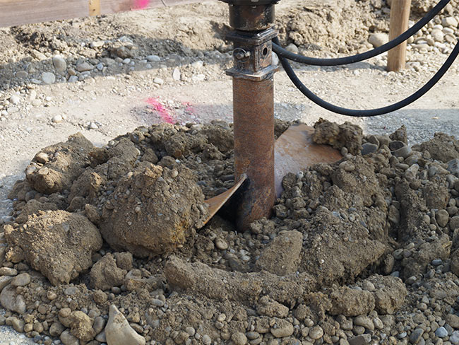 Der Erdbohrer arbeitet sich in den Baugrund vor