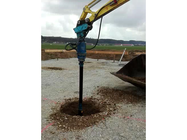 Erdbohrer mit Bagger