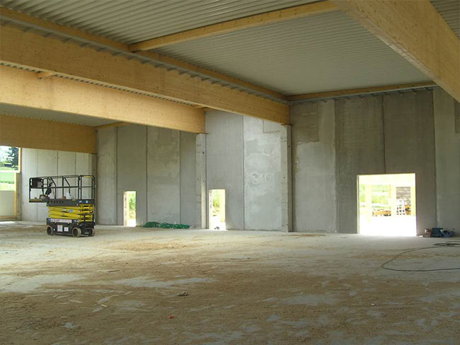 Betonwand zusätzlich mit Stahlbetonstützen ausgesteift - Brandwandausführung