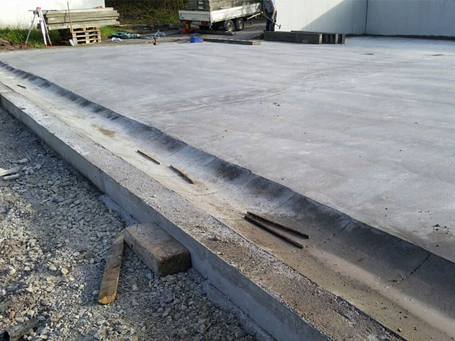 Bodenplatte mit Gefälle zur Entwässerungsrinne