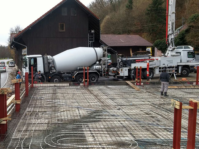 Einbau von Betonkernaktivierung in der Bodenplatte