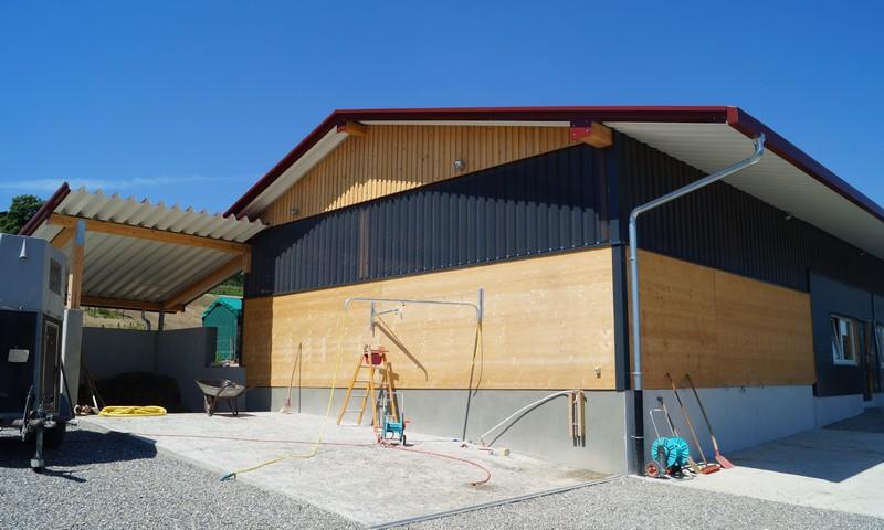 Aussenwand mit Massivholzwänden,Lochstahltrapezblech