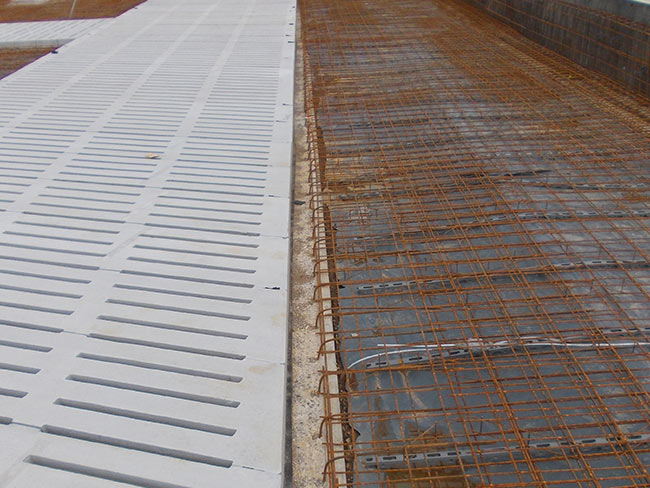 Spalten auf Betonwand Anschluss Bodenplatte