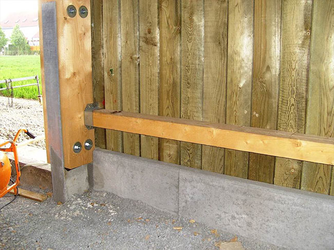 Schotterfläche mit Leistensteinen