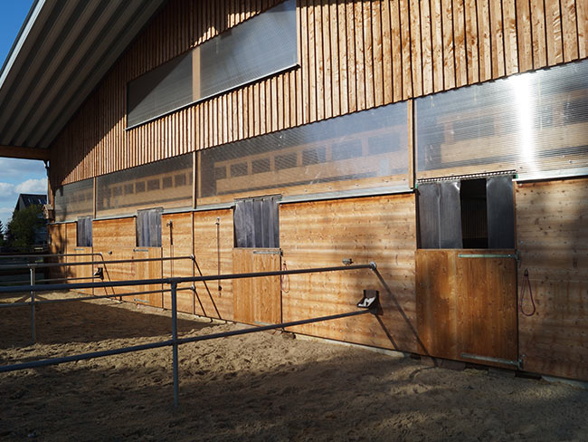 Pferdestall-Holzwand